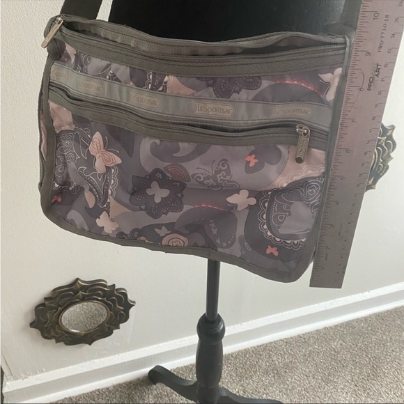 LeSportsac crossbody purse. - Picture 3 of 6